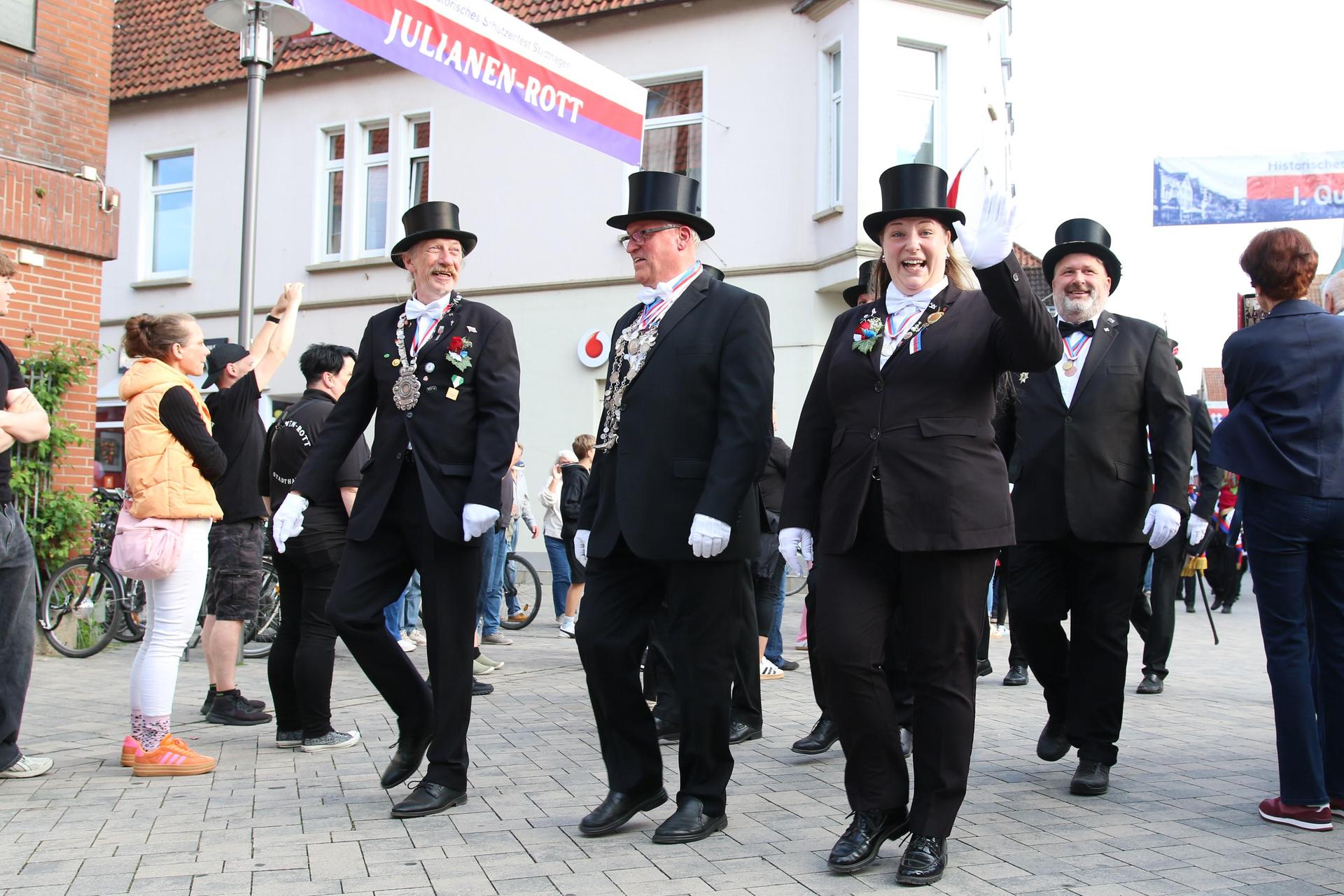 Die Stadthäger haben am Mittwoch den Start des Schützenfestes fröhlich gefeiert.  (Foto: bb)