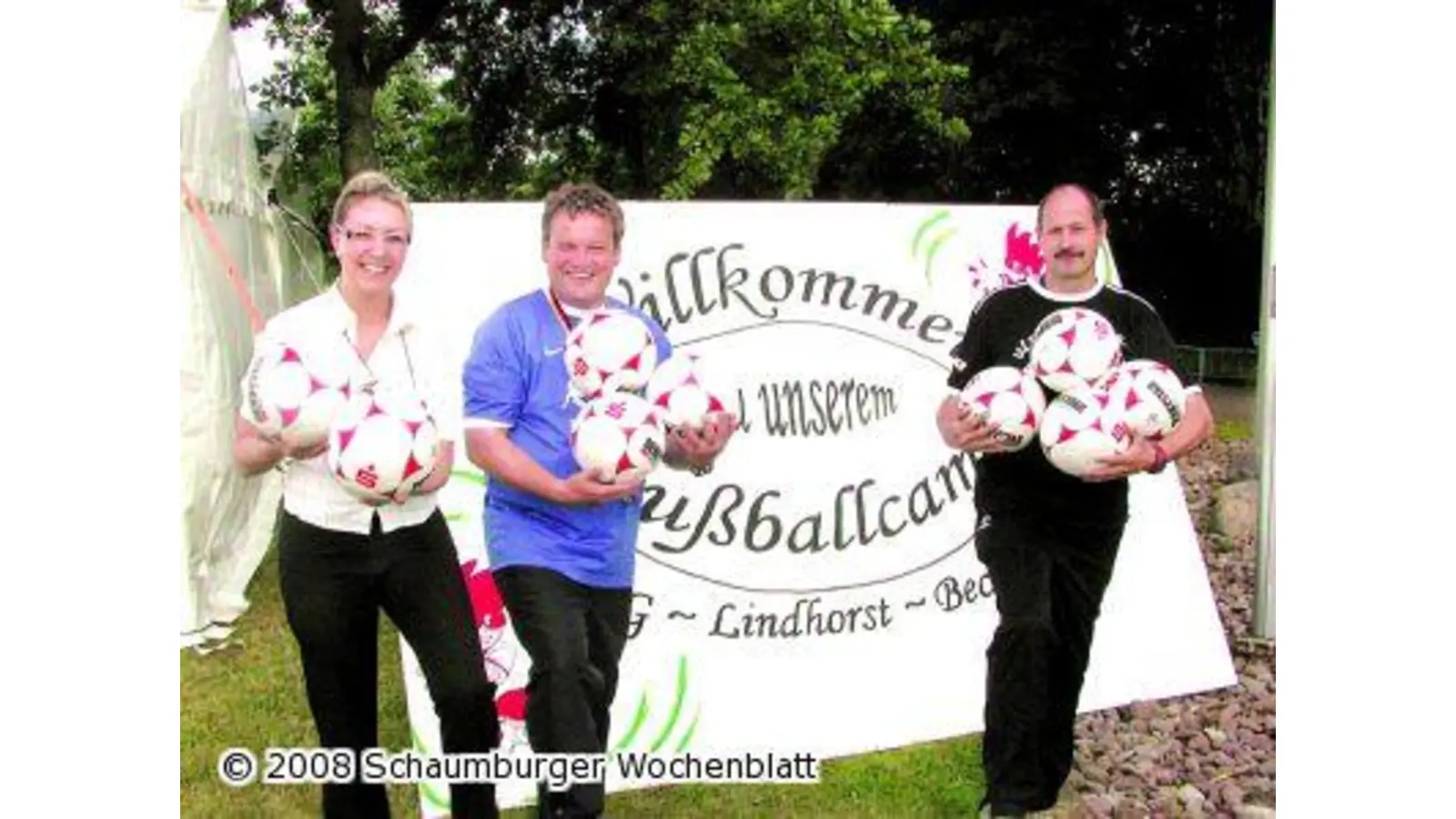 Sparkasse spendet 20 neue Fußbälle (Foto: red)