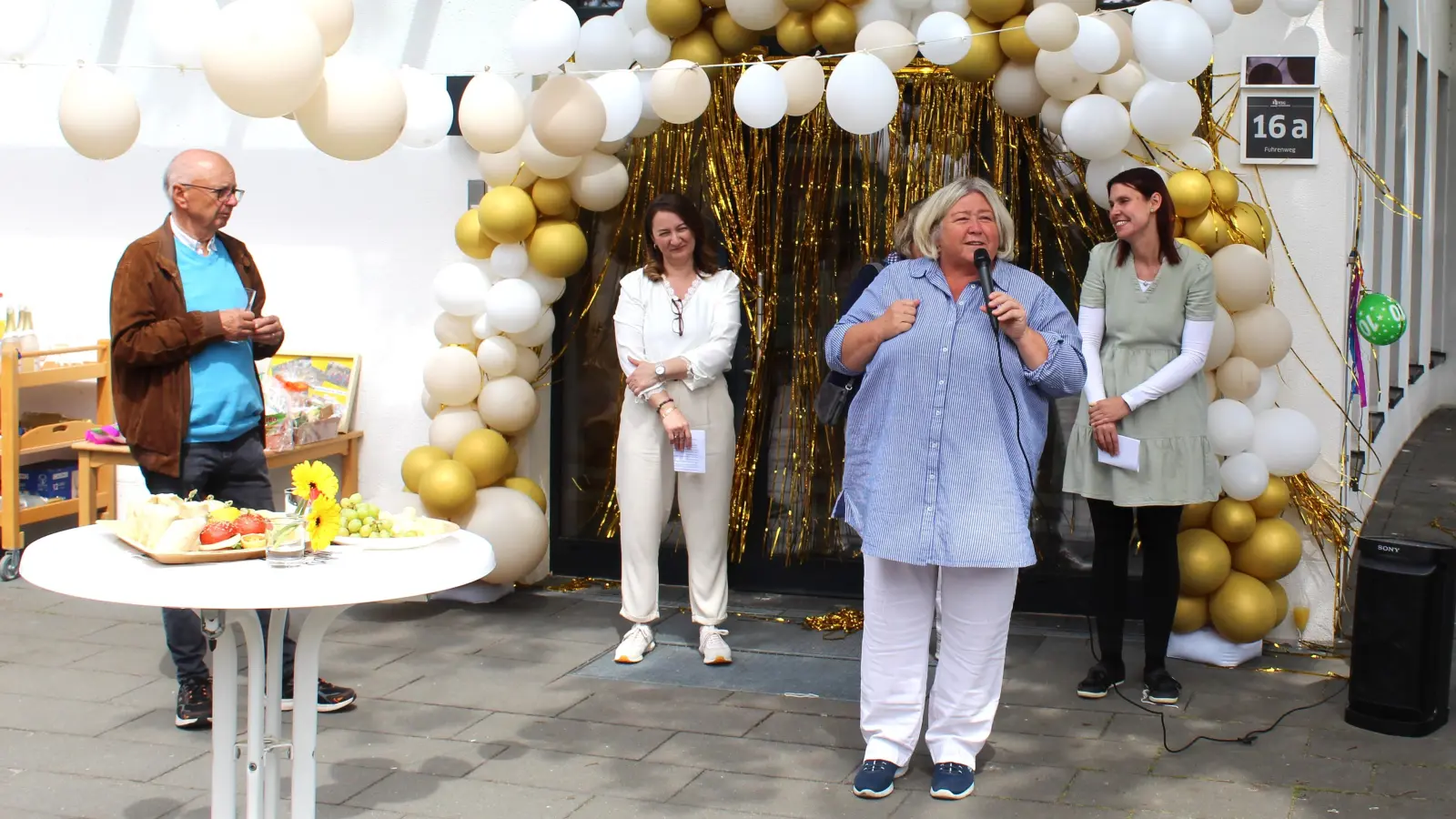10 Jahre Krippe Steinhude: Ortsbürgermeisterin Christiane Schweer dankt dem Team. (Foto: wb)