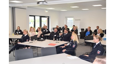 Nadine Steuer (2.v.l.), Tanja Wulff-Bruhn (vorn, 2.v.r.) und Gäste wurden vom Begrüßungslied überrascht. (Foto: ab)