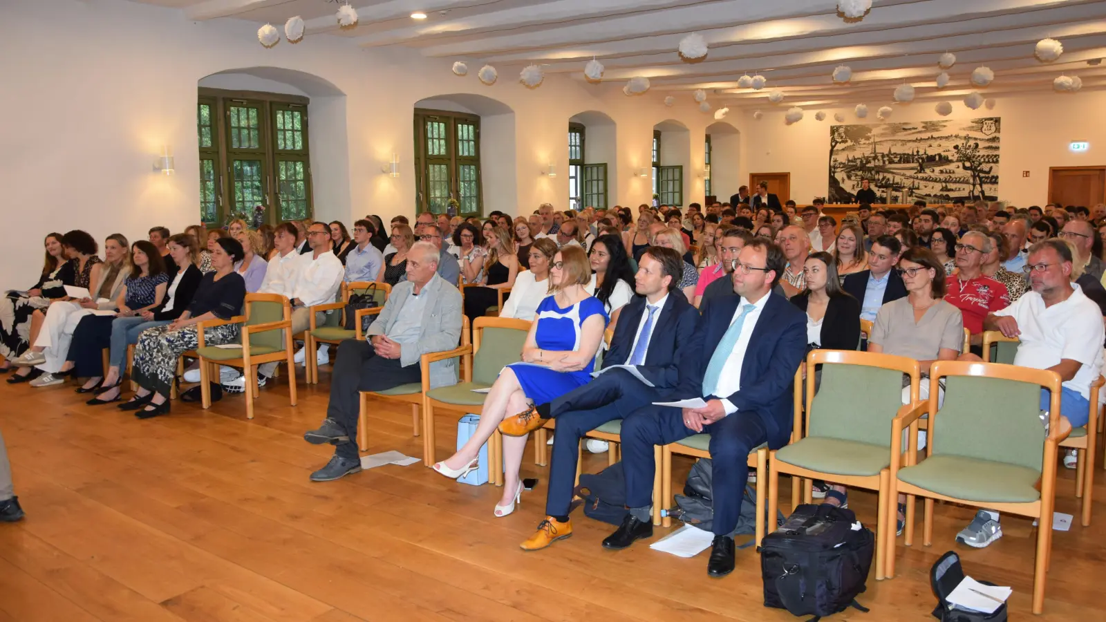 Absolventen und Eltern im Saal der Speisekammer „Anno 1583“. (Foto: ste)