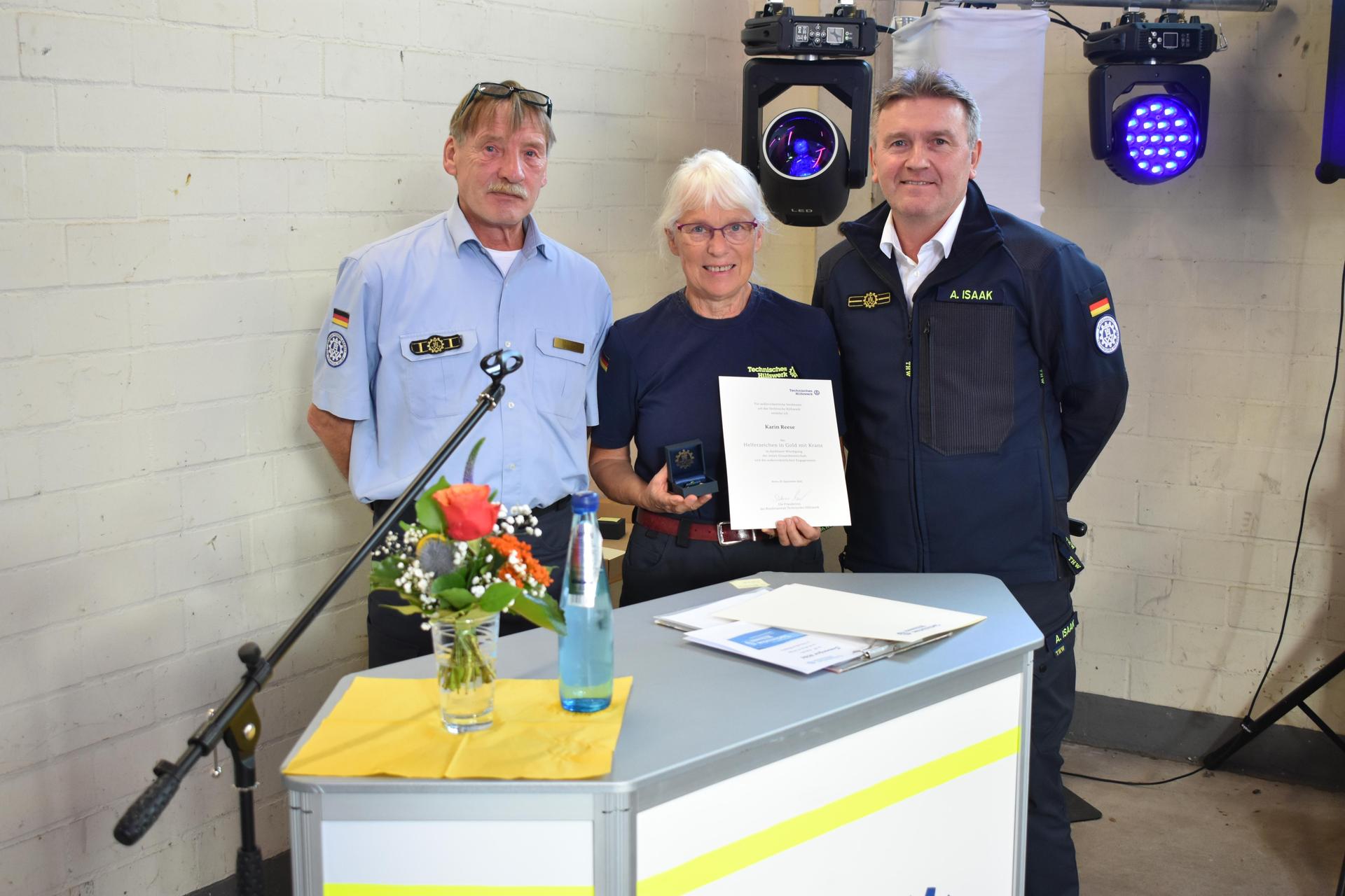 Ortsbeauftragter Ralf Kater, Karin Reese (Geehrte Helferin), Alexander Isaak (Leiter THW Regionalstelle Hannover). (Foto: THW Bückeburg)