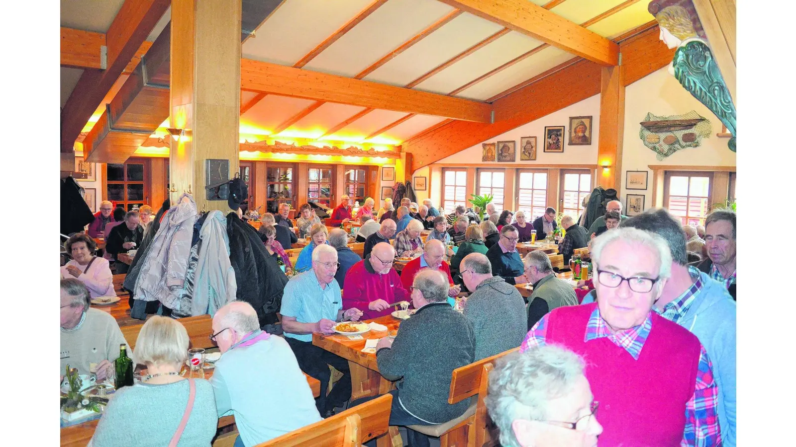 100 Senioren sind gemeinsam unterwegs (Foto: mk)