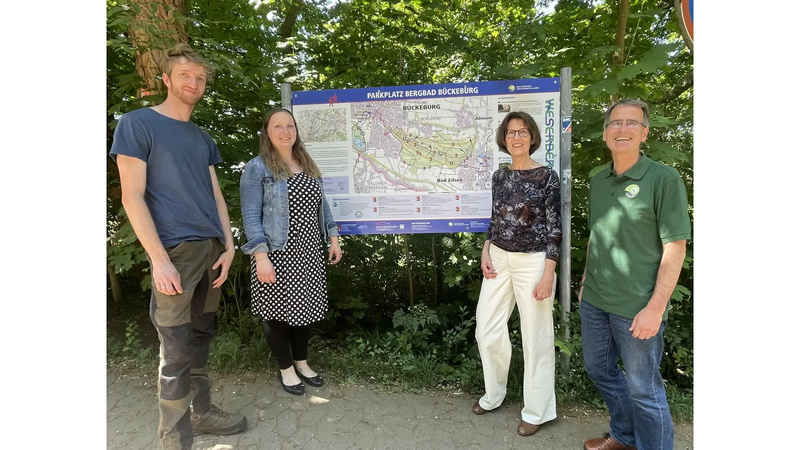 Justus Gießelmann von der Fürstliche Revierförsterei Harrl-Siekholz, Annika Fauth von der Stadt Bückeburg, Elke Dralle von der Tourist-Information Bad Eilsen und Hans-Georg Sievers vom Wanderwegemanagement Naturpark Weserbergland laden auf den neuen Wanderweg ein. (Foto: privat)