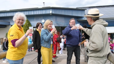 Stoßen mit einem Becher Badewasser an (v.li): Karin Puy, Rebecca Schamber, Rolf Hoch und Reinhard Gräpel. (Foto: tau)