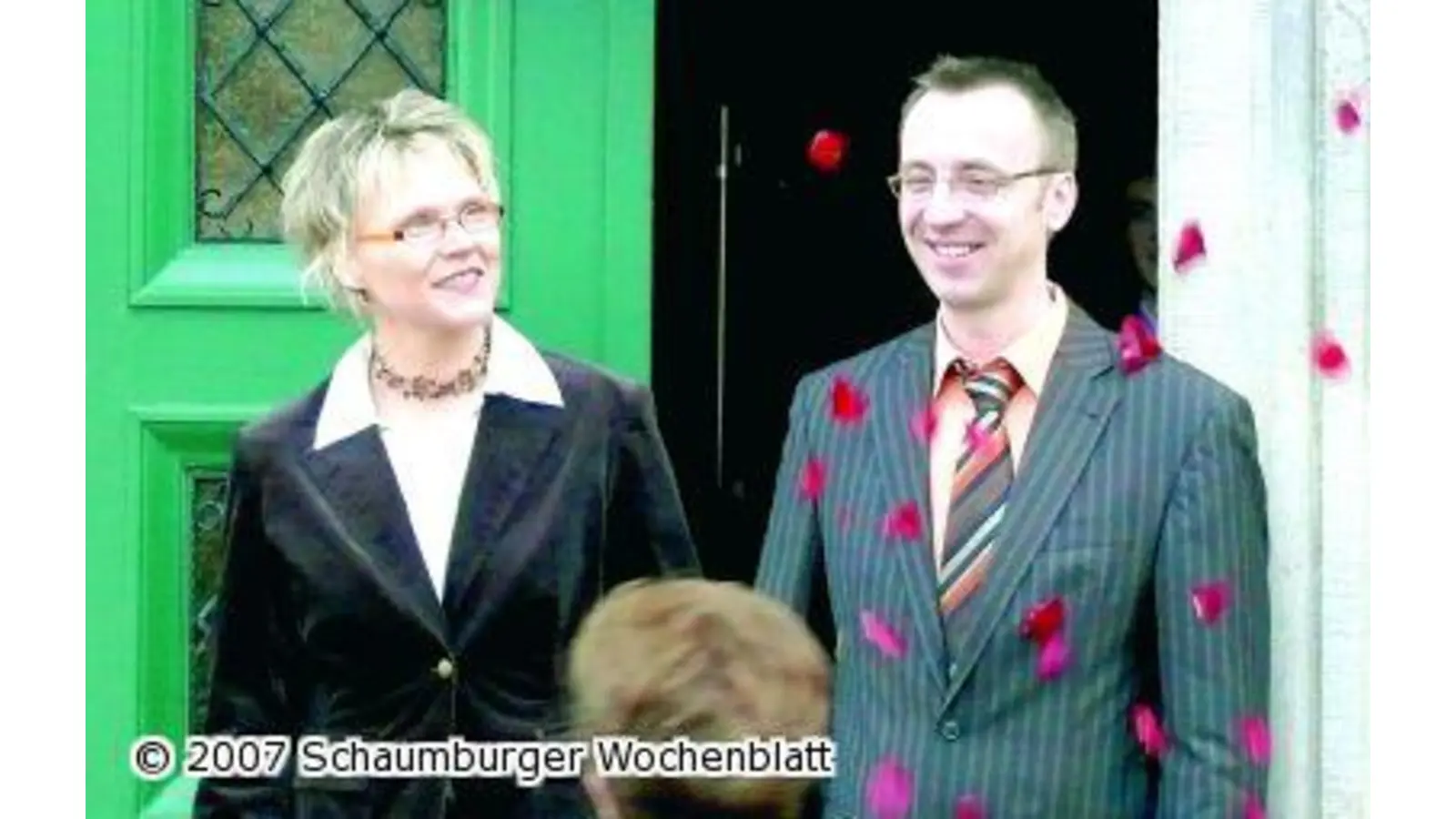 Rosenregen für Extens Ortsbürgermeister (Foto: ste)