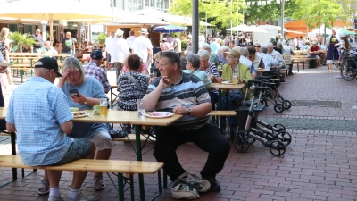 Ein schattiges Plätzchen: Bei der Hitze waren die Getränke gefragter als der Matjes.  (Foto: gi)
