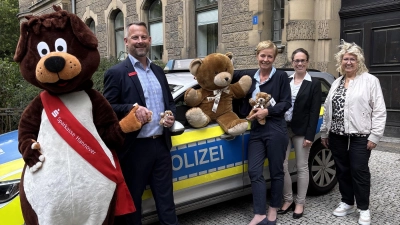 Vor dem Polizeiauto (v.li.): Maskottchen Nero, Hendrik Asche, Gwendolin von der Osten, Kristina Evers und Karin Garlichs. (Foto: privat)