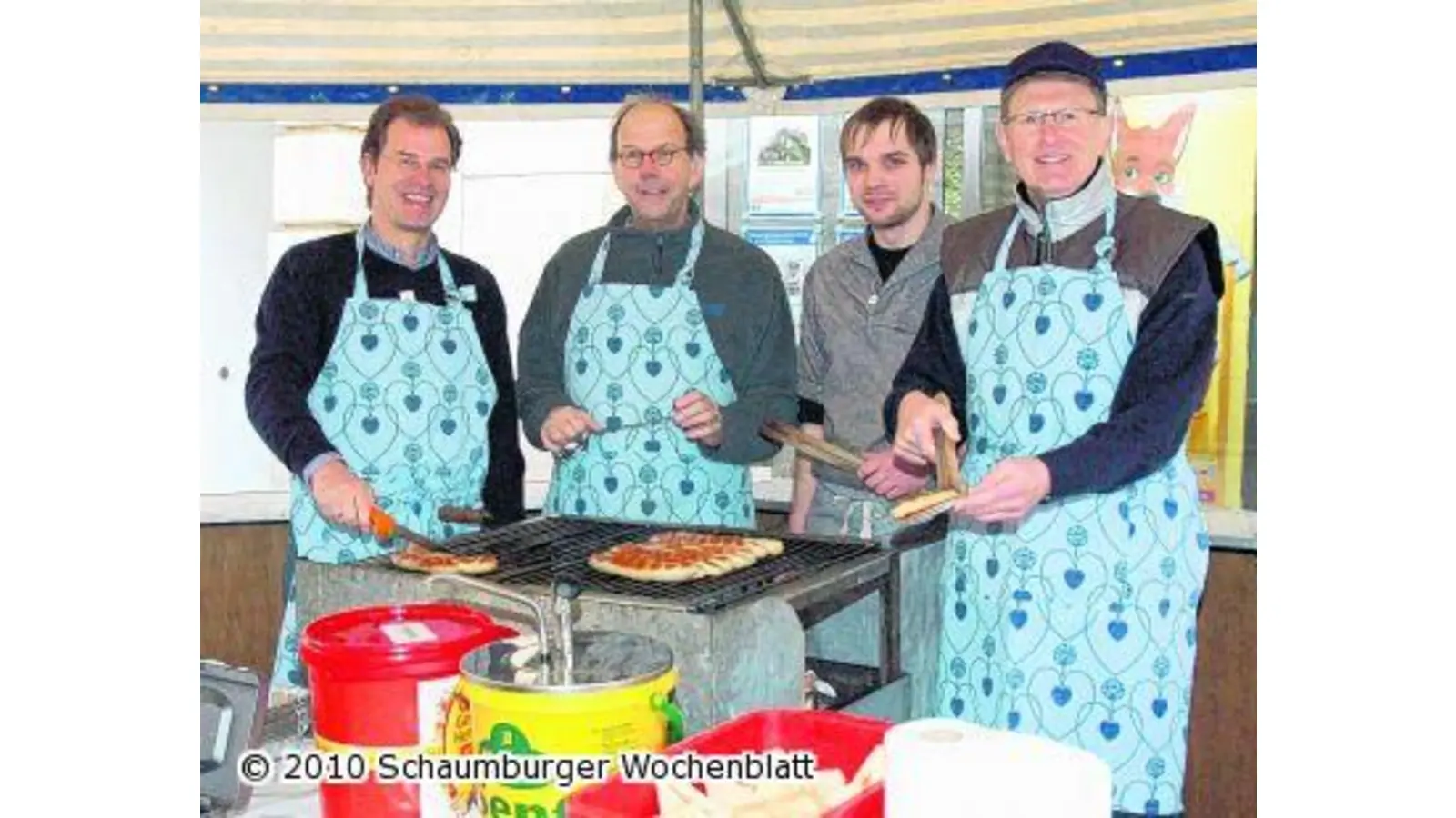 400 verkaufte Bratwürstchen finanzieren Kunstrasenplatz (Foto: wtz)
