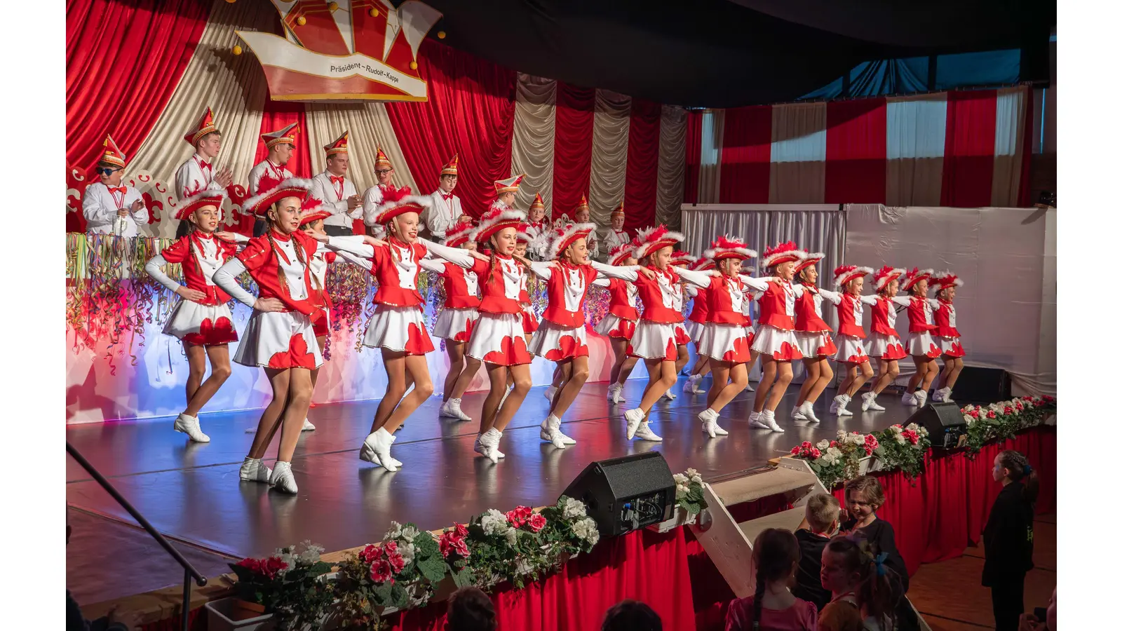 Die Mini-Fünkchengarde des Apelerner Karnevals Clubs begeisterte mit einem schwungvollen Auftritt. (Foto: wk)