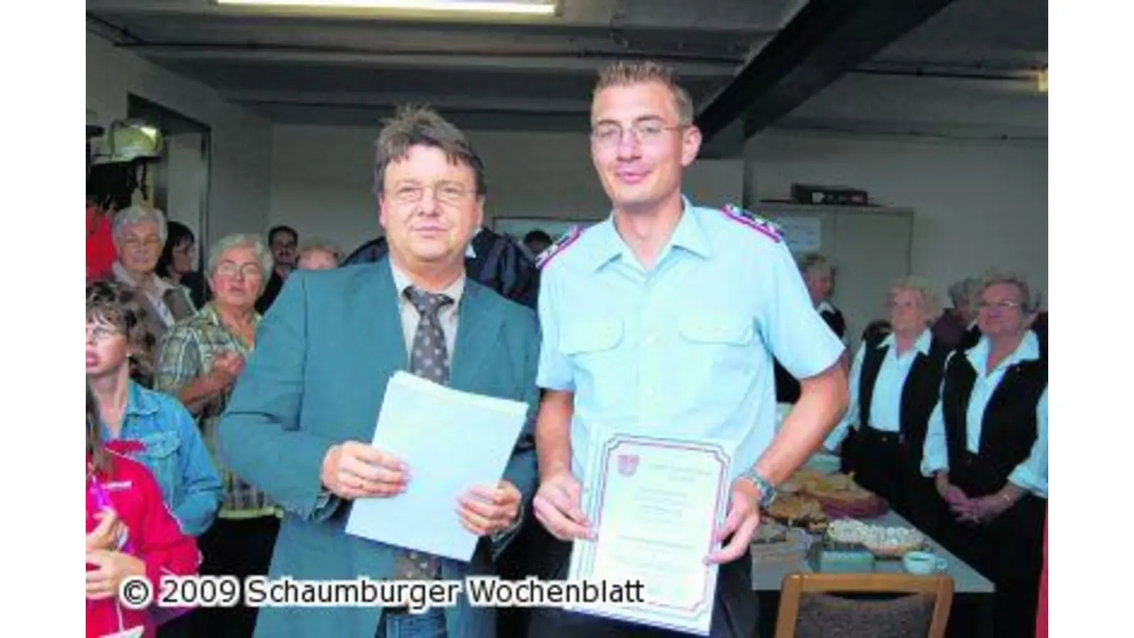 Feuerwehr feiert mit Einwohnern (Foto: red)