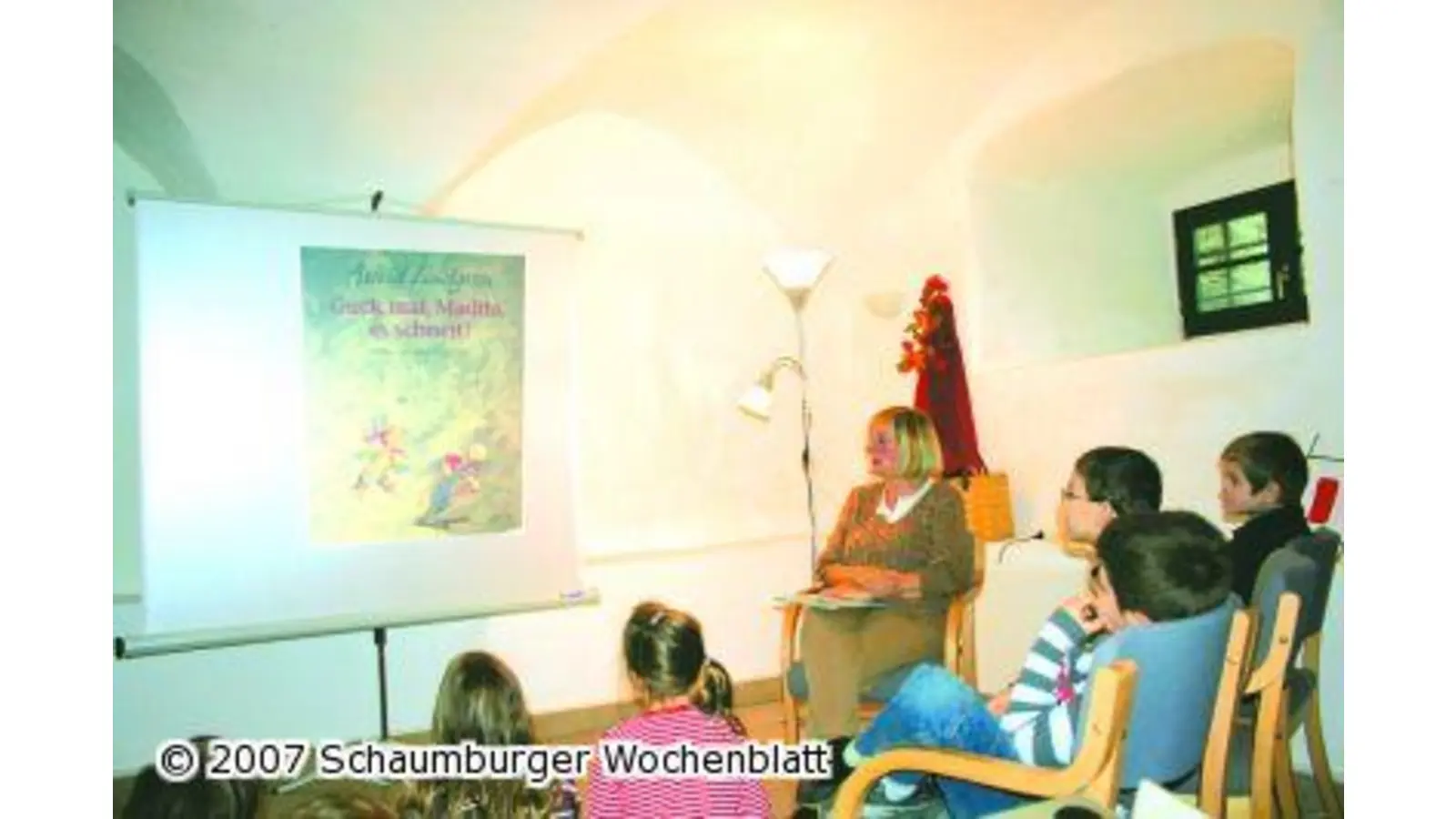 Mehr als einfach nur vorlesen Bilderbuchkino lockt mehr als dreißig Kinder in die Stadtbücherei (Foto: ih)