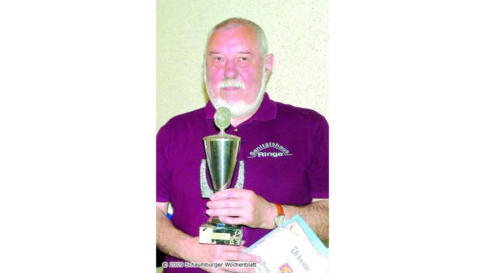 Der Siegerpokal geht nach Stadthagen (Foto: al)