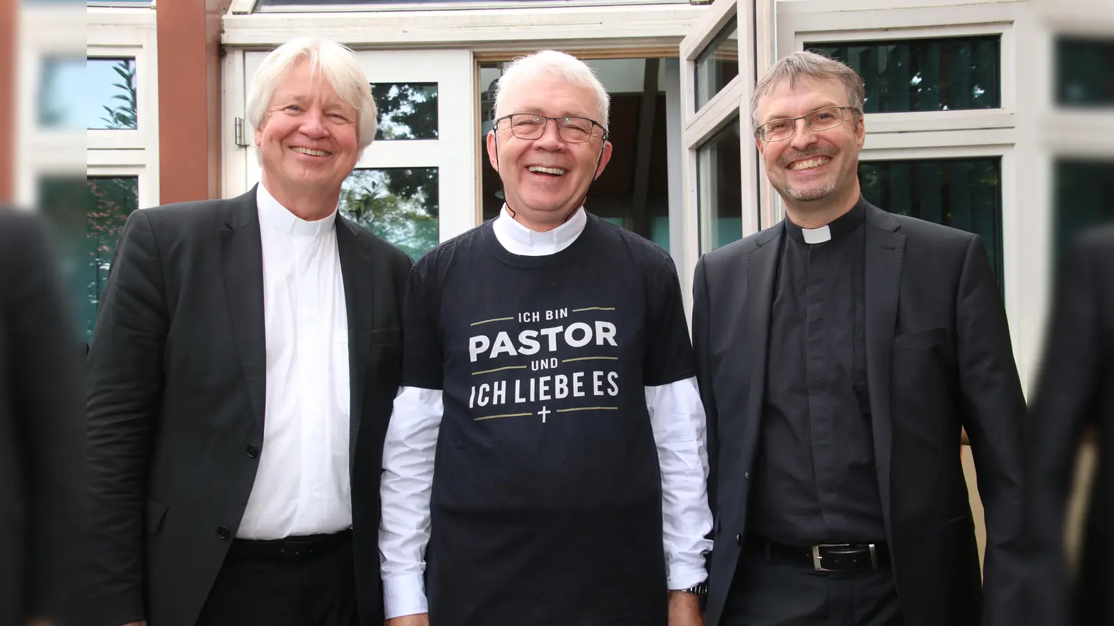 Landesbischof Karl-Hinrich Manzke (v.li.) verabschiedet Norbert Kubba und begrüßt Rainer Diekmann.