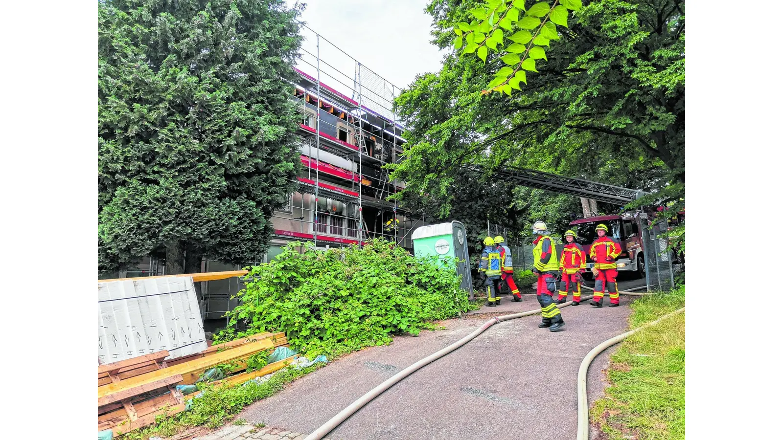 Brand greift auf Dachstuhl über (Foto: red)