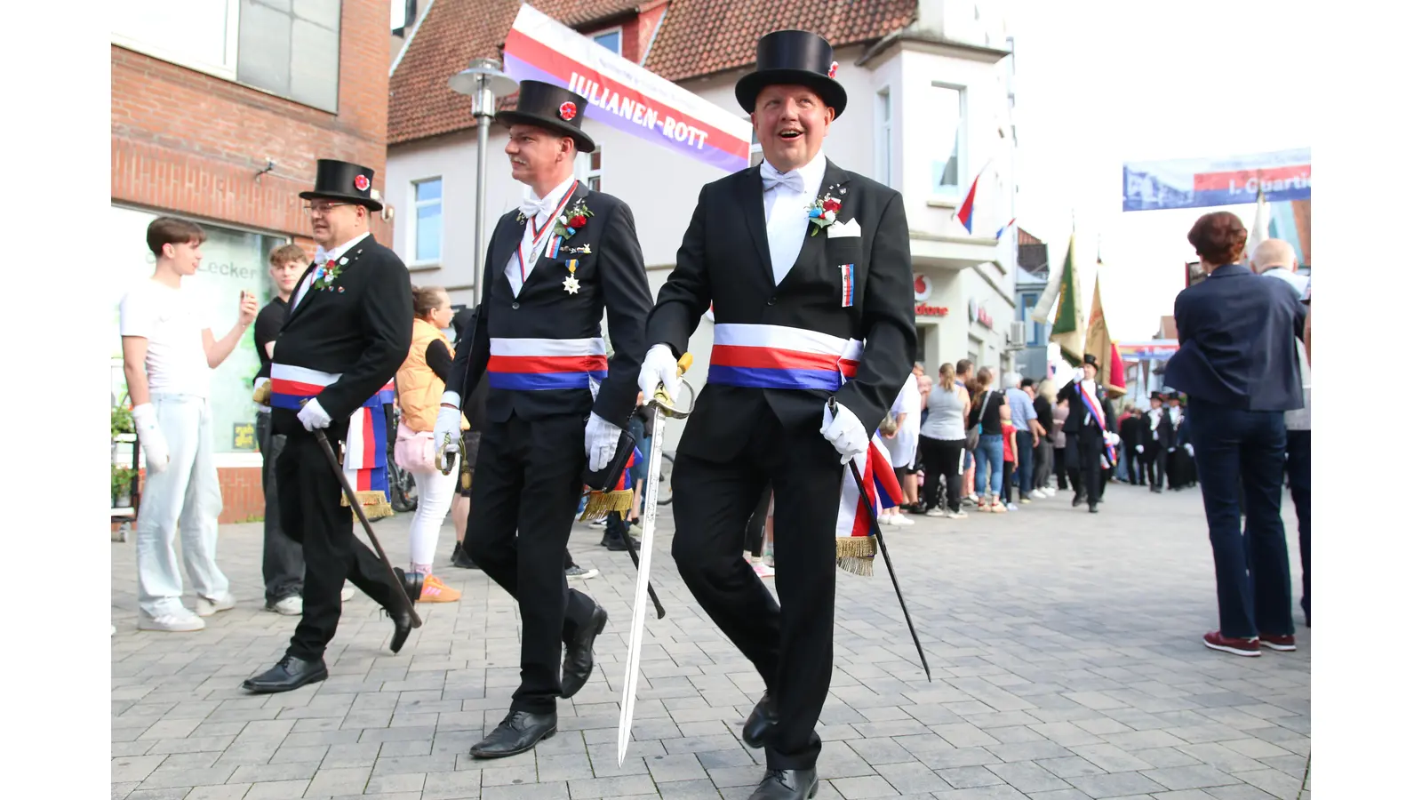 Die Stadthäger konnten ihr Schützenfest ohne Gewitter bei sommerlichen Temperaturen feiern.  (Foto: bb)