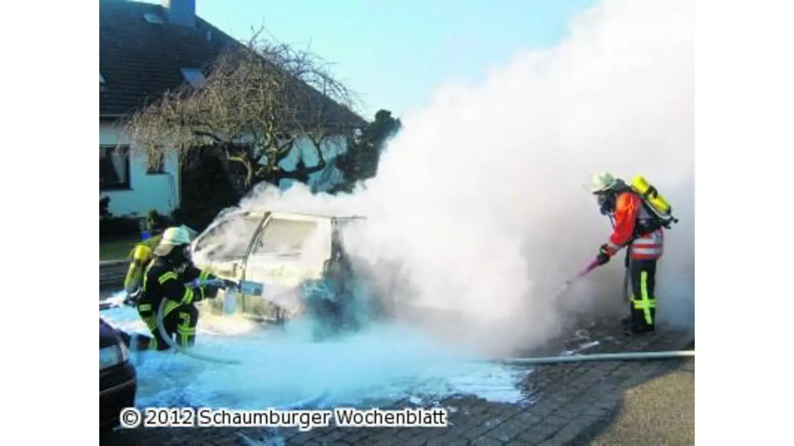 Feuerwehr löscht brennenden Wagen (Foto: wtz)