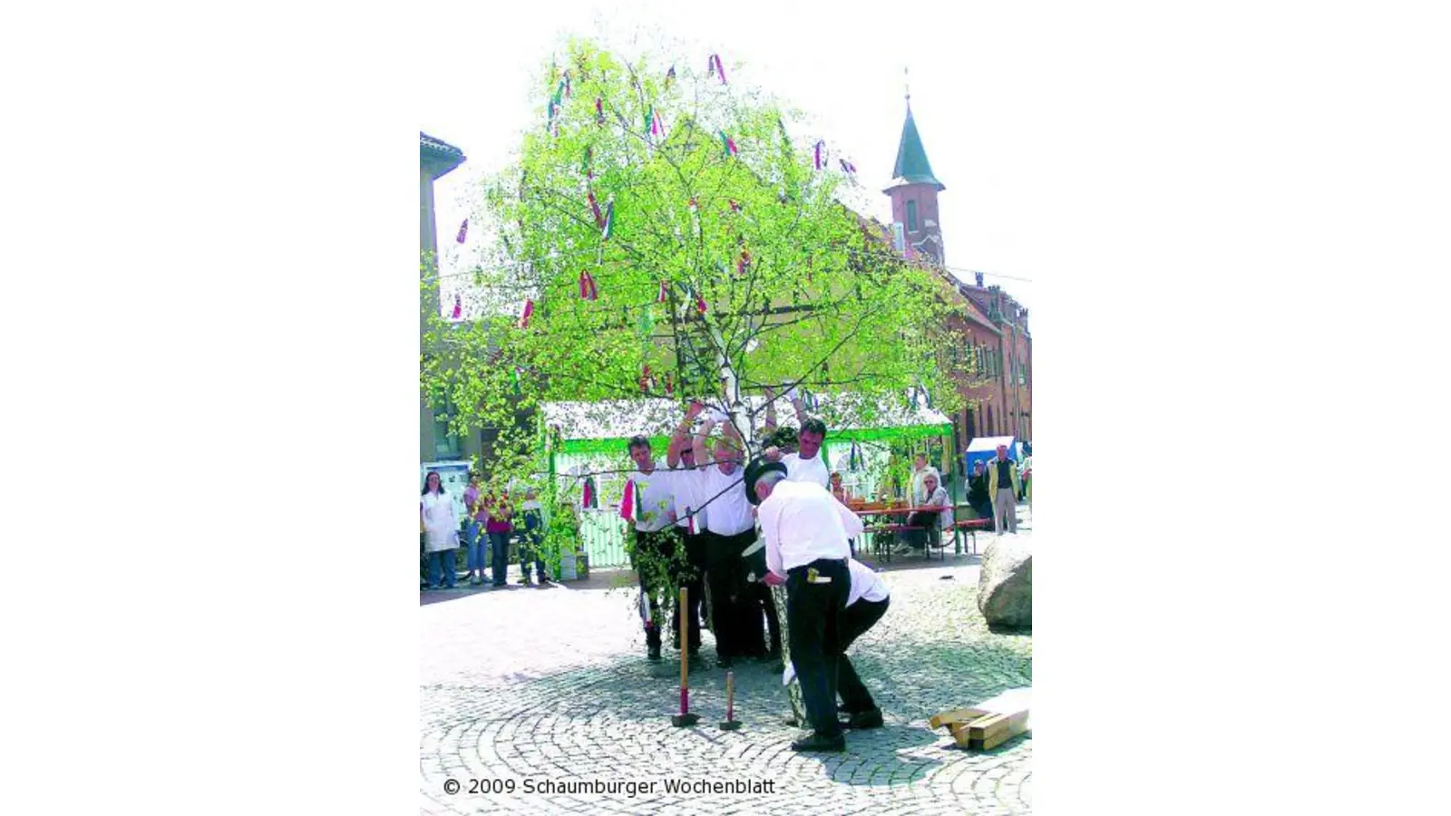 Fußball-Mädchen schmücken Maibaum (Foto: pd)