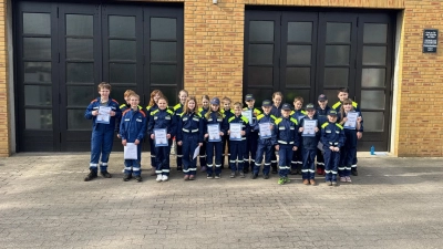 Vor der Mehrzweckhalle in Großenheidorn: Die Teilnehmer der Prüfung mit ihren Urkunden. (Foto: Feuerwehr)