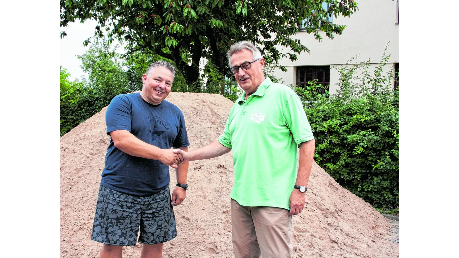 Ahrens GmbH spendet Sand (Foto: pp)
