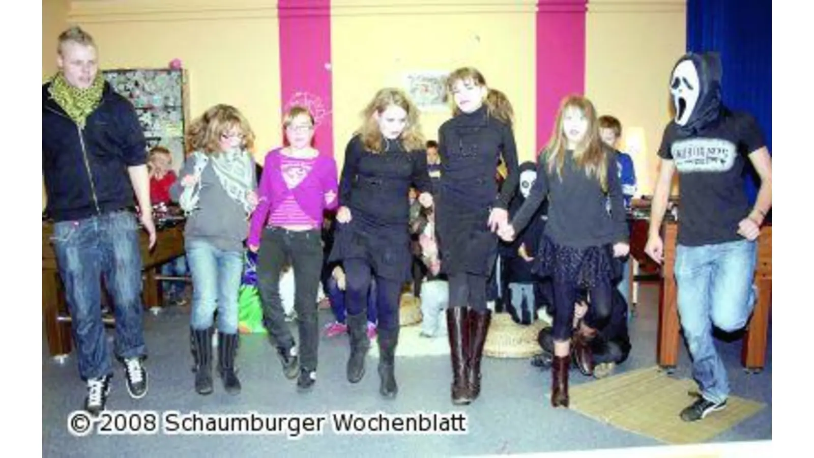 Gruselige Gestalten feiern fröhliche Halloween-Party (Foto: tt)