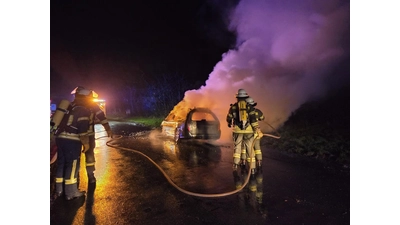  Mit insgesamt 2000l Löschwasser gelang es, den Pkw vollständig abzulöschen.  (Foto: privat)