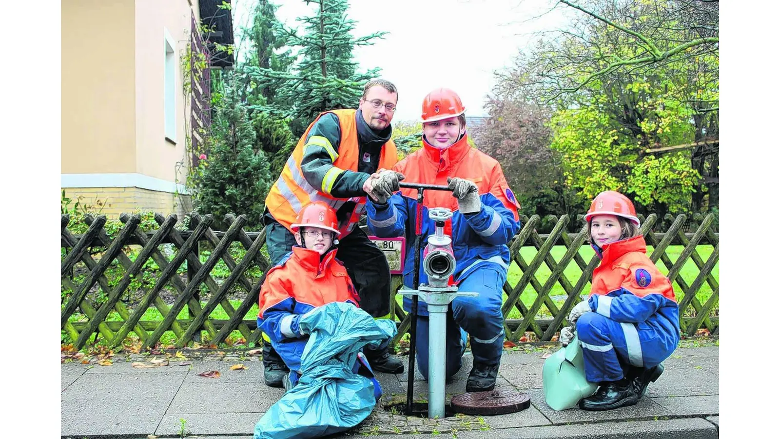 Feuerwehr pflegt die Hydranten (Foto: mk)