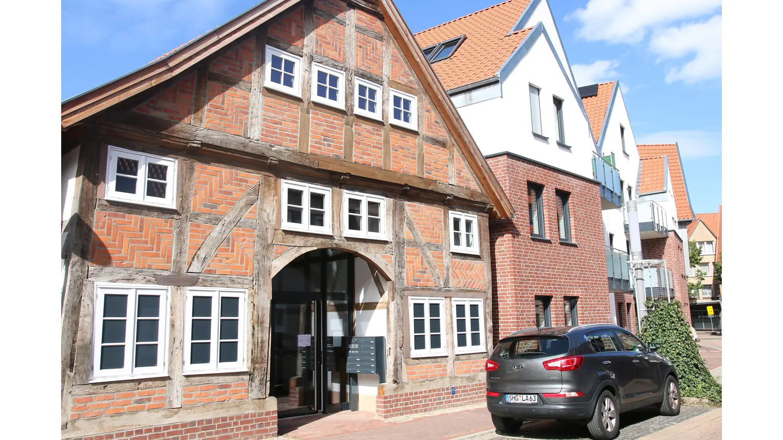 Die Kreiswohnbaugesellschaft weiht ihr Projekt Krumme Straße 35/Am Nordwall 1 ein, das historische Fachwerkhaus im Vordergrund erschließt insgesamt 15 moderne Wohnungen. (Foto: Borchers, Bastian)