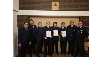 Bürgermeister Wohlgemuth, Ortsbrandmeister Eichhorn, Zu Hauptfeuerwehrmännern Michael Speer und Dorian Meier, zu Feuerwehrmännern Jannis Hoffmann und Ephraim Weichert, stv. Ortsbrandmeister Weißer, Stadtbrandmeister Liese. (Foto: privat)