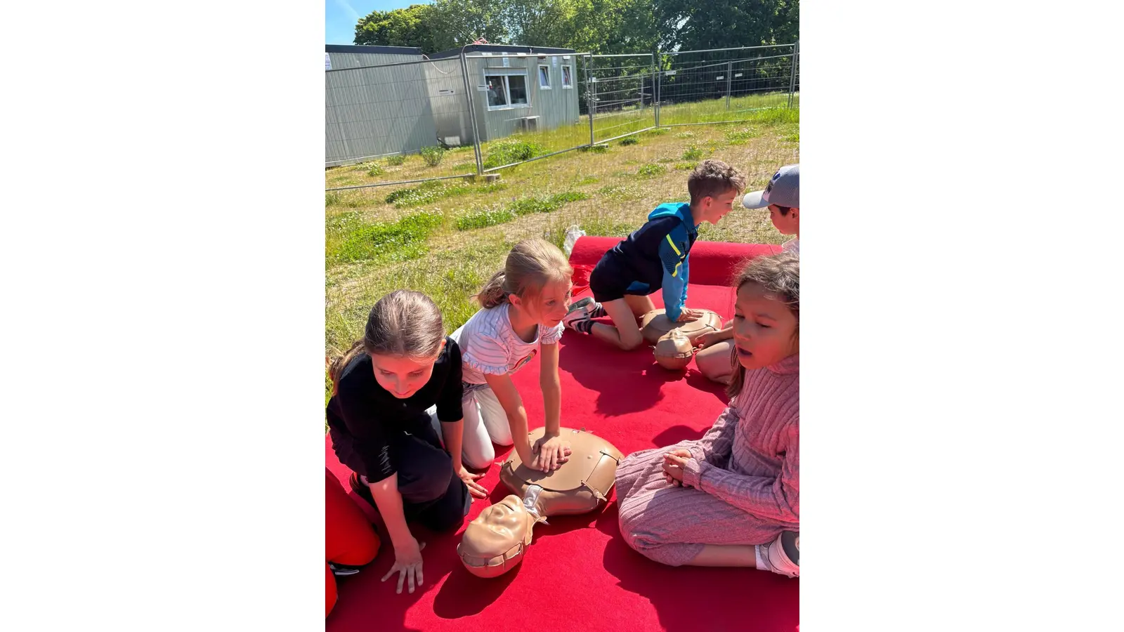 Am System „Minnie-Anne” sammeln die Grundschüler erste Erfahrungen mit der Herz-Lungen-Wiederbelebung. (Foto: privat)