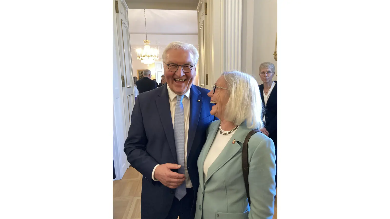 Die Stadthäger Lokalpolitikerin Ulrike Koller nutzt die Gelegenheit zum Austausch mit dem Bundespräsidenten Frank-Walter Steinmeier.  (Foto: privat)