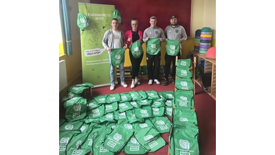 Die zweite Herrenmannschaft des TSV Hespe beschenkt die Kita im Ort mit Turnbeuteln. (Foto: Inga Steege)