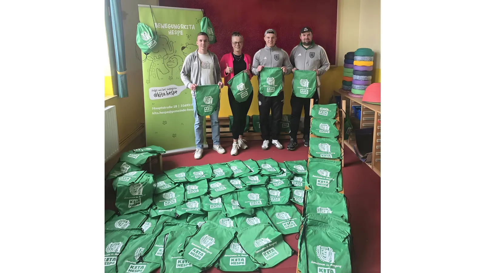 Die zweite Herrenmannschaft des TSV Hespe beschenkt die Kita im Ort mit Turnbeuteln. (Foto: Inga Steege)