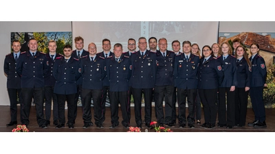 Die Beförderten und Geehrten der Freiwilligen Feuerwehr Lauenau (Foto: wk)