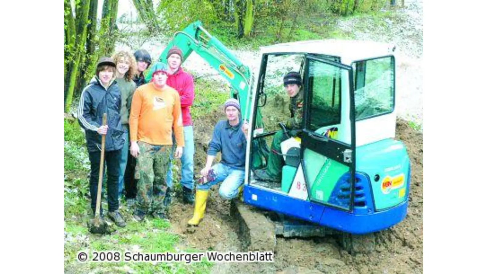 Mountainbiker reparieren die BMX-Bahn am Festplatz (Foto: wtz)