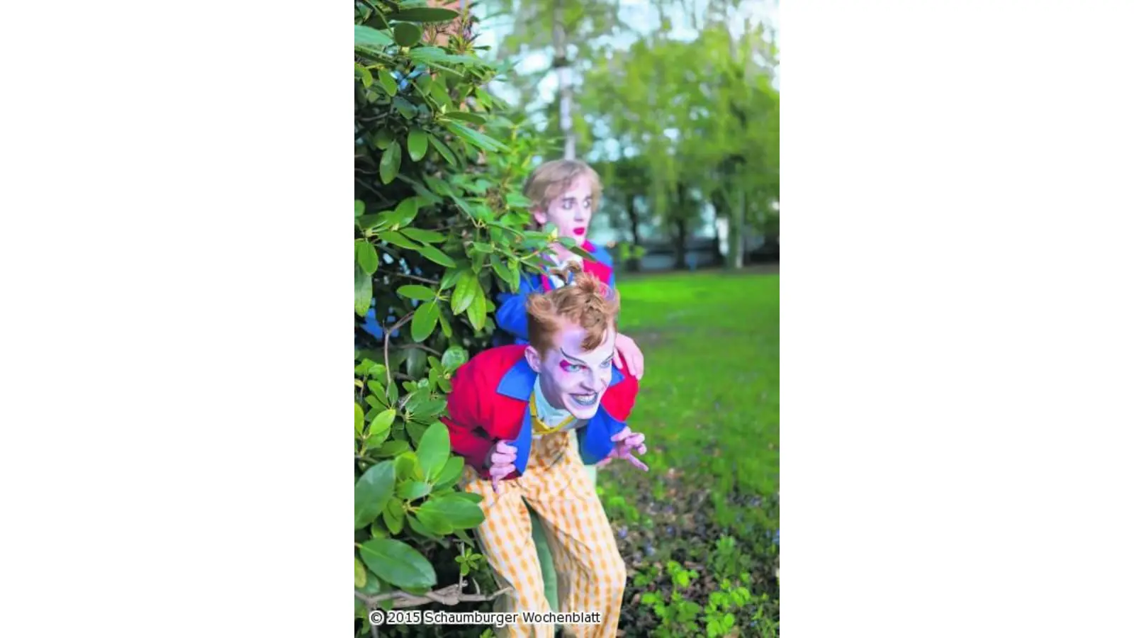 Mit Max und Moritz hinterm Busch (Foto: mk)