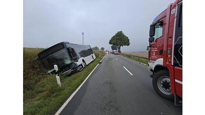 Die Feuerwehr ist bei dem Unfall mit im Einsatz. (Foto: privat)