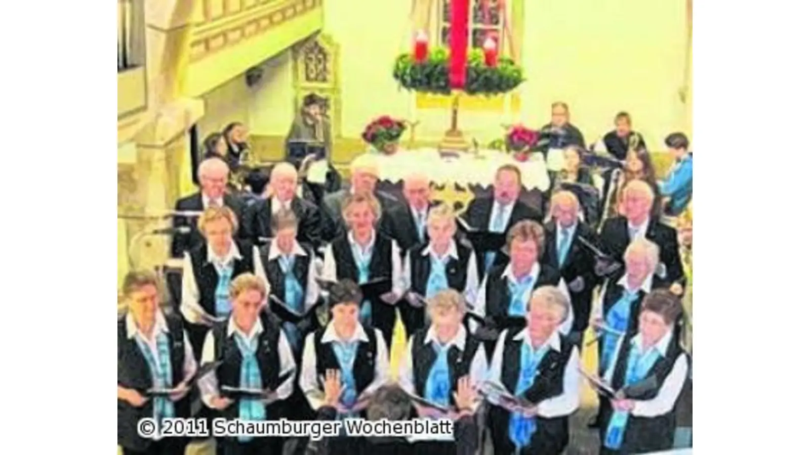Posaunenklänge und Gesang bringen Wärme in die Kirche (Foto: bt)