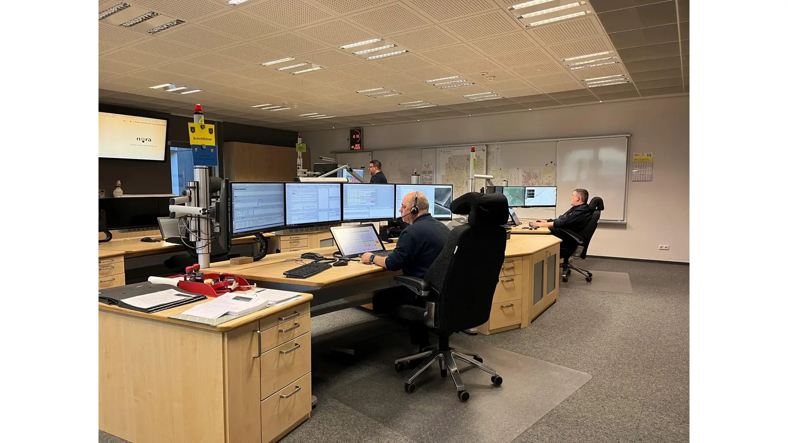 Der Bund plant das Rettungswesen (hier Integrierte Regionalleitstelle) stärker zentral zu steuern, der Kreistag spricht sich in einer Resolution gegen dieses Vorhaben aus.  (Foto: nd)