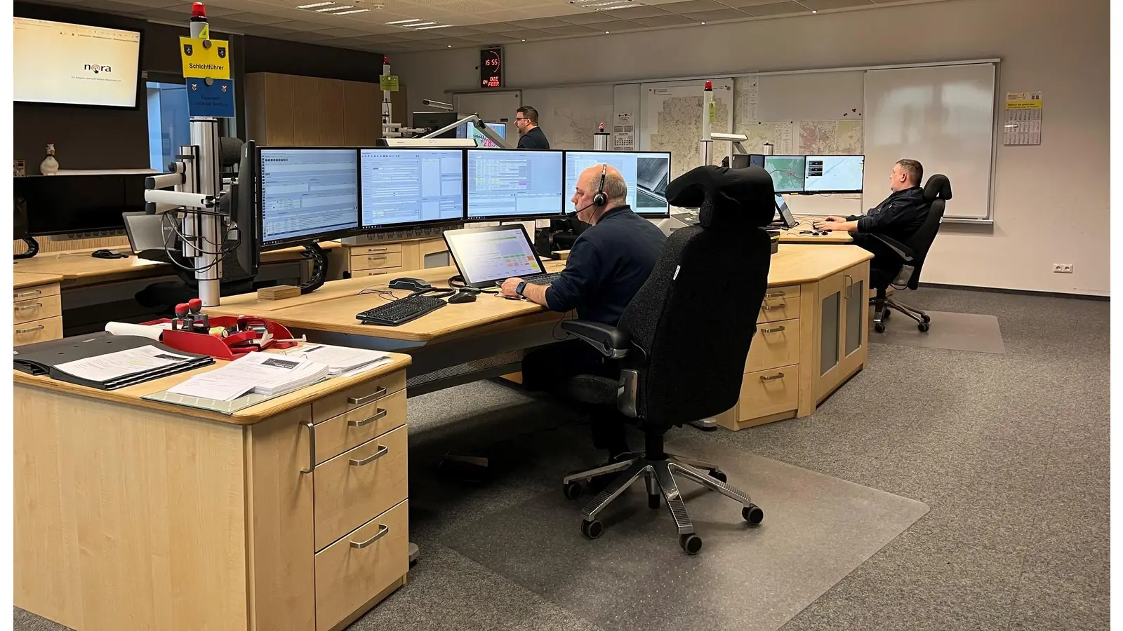 Der Bund plant das Rettungswesen (hier Integrierte Regionalleitstelle) stärker zentral zu steuern, der Kreistag spricht sich in einer Resolution gegen dieses Vorhaben aus.  (Foto: nd)