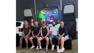 Ein Transporter wird zur mobilen Rave-Bühne. (Foto: privat)