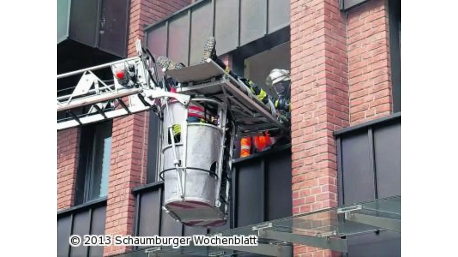 Feuerwehr rettet Menschen aus brennender Arztpraxis (Foto: red)