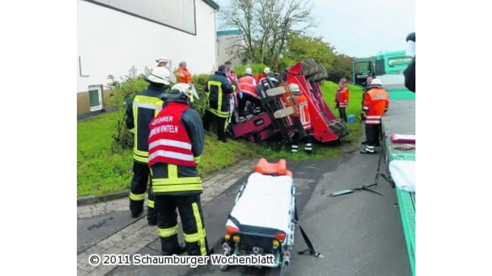 Transporter kippt auf Böschung (Foto: ste)