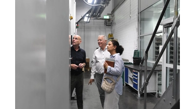 In der Druckerei selbst sieht man nicht mehr viel, wie hier mit André Schäffer, Ralf Schubart und Tanya Warnecke an den großen Maschinen. (Foto: nd)