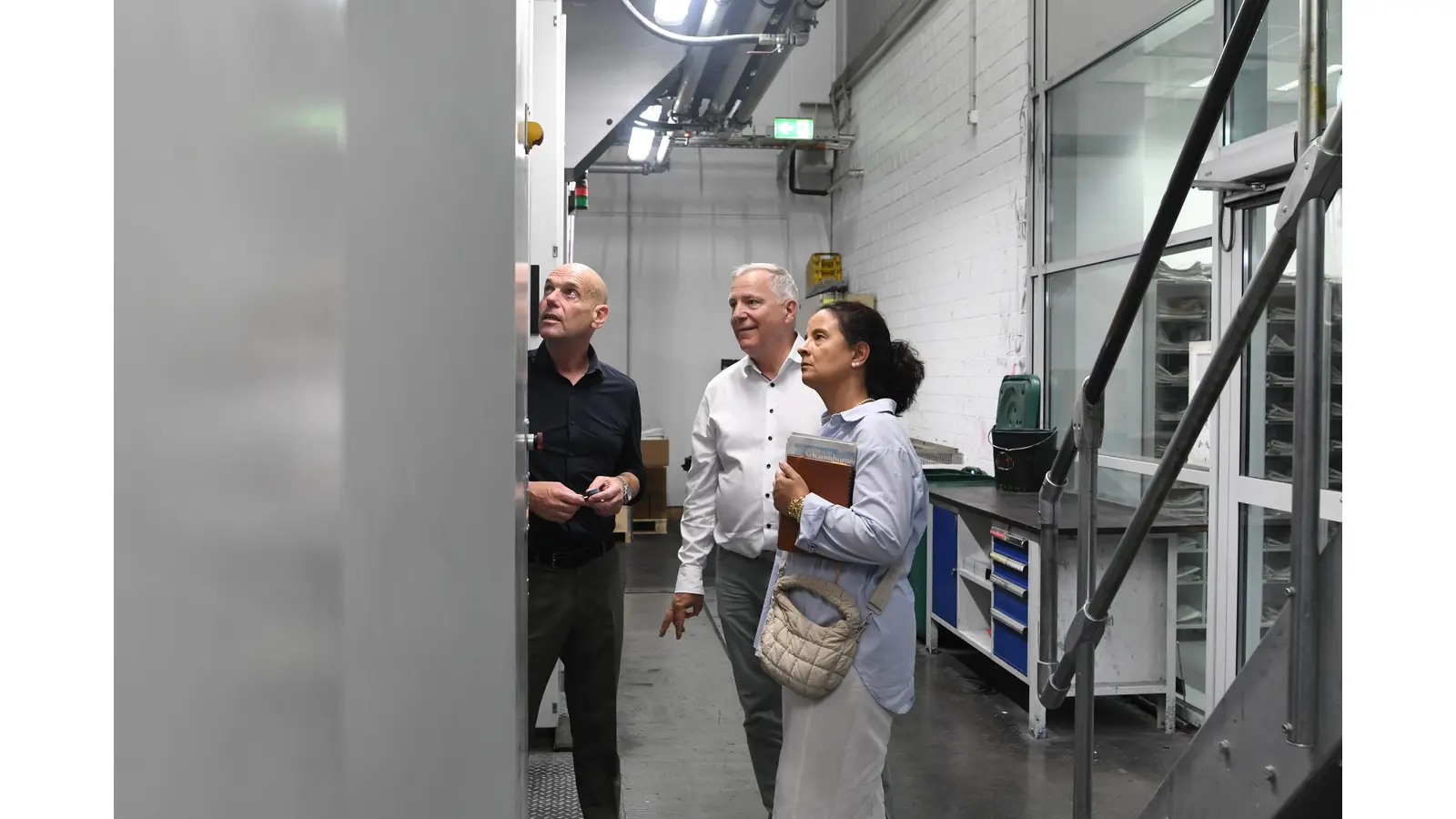 In der Druckerei selbst sieht man nicht mehr viel, wie hier mit André Schäffer, Ralf Schubart und Tanya Warnecke an den großen Maschinen. (Foto: nd)