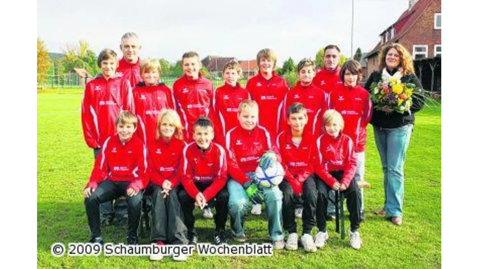 D-Jugend des SC wärmt sich in neuen roten Shirts auf (Foto: tt)