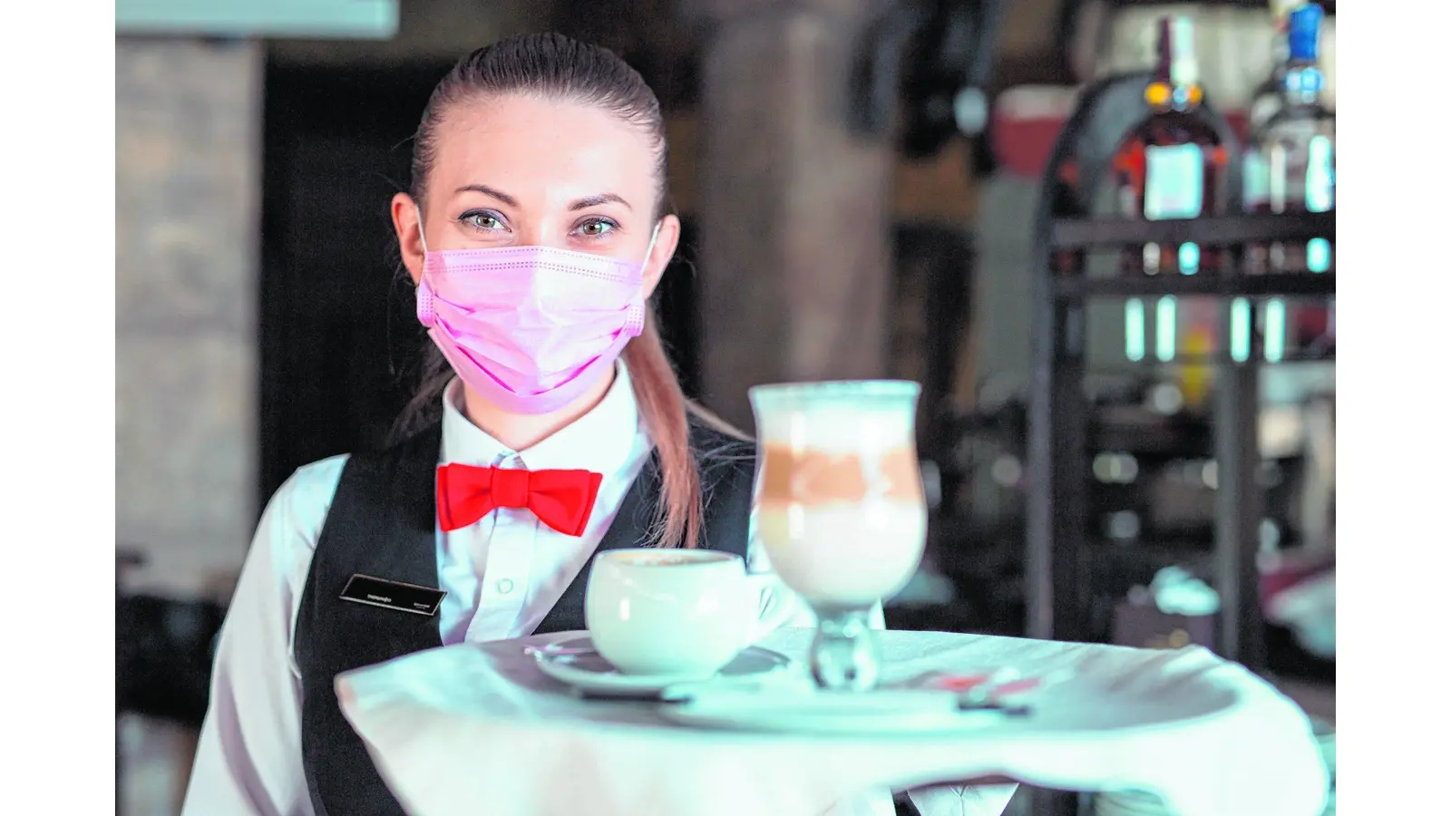 the waiter works in a restaurant in a medical mask (Foto: mk)