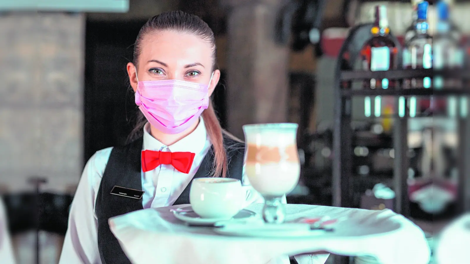the waiter works in a restaurant in a medical mask (Foto: mk)