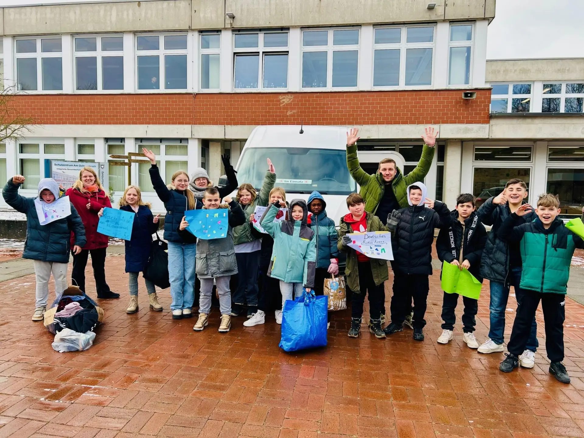 Die Klasse 5c bei der Übergabe der gesammelten Spenden an DRK-Mitarbeiter. (Foto: privat)