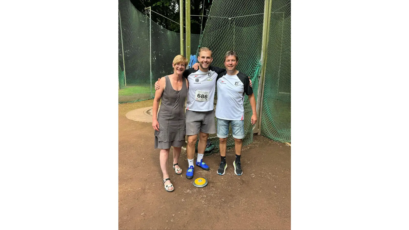 SGR-LeichtathletHannes Lange (Mitte) sichert sich mit Unterstützung des Trainerduos Katharina Schaper und Jörn Steege eine Silbermedaille bei den Norddeutschen Meisterschaften in der Disziplin Diskus. (Foto: privat)